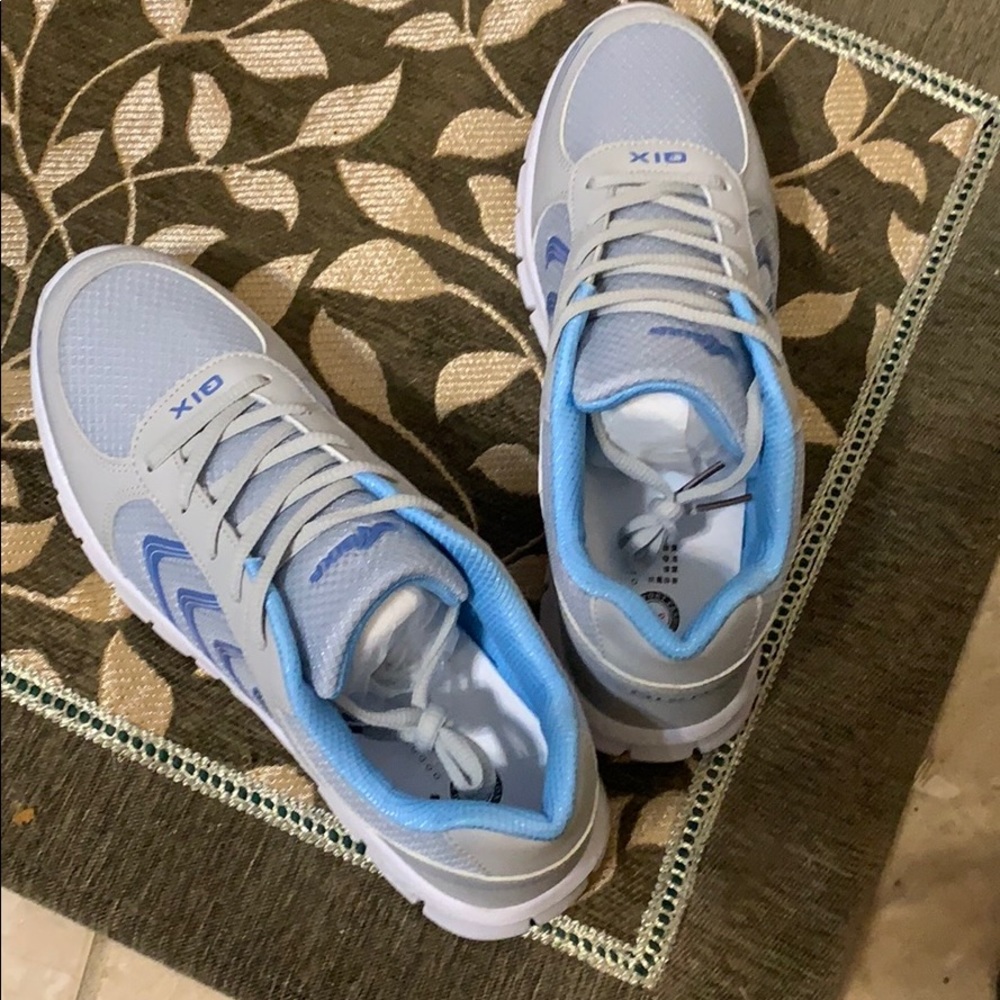 Never worn Women’s size 9 Athletes shoes